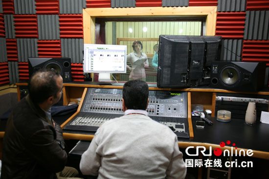 电视剧《父母爱情》阿拉伯语版的配音演员均来自当地专业剧团，图为配音工作照。