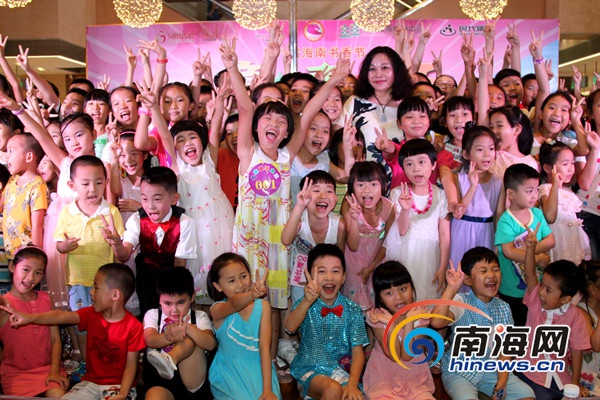 　　儿童作家杨红樱和参赛的选手们一同合影。南海网记者 陈望 摄