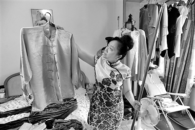 彭肇兰在家整理她的练功服和表演服。