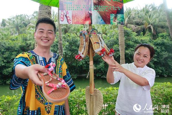 乍都乍赶摆街商品富有异域特色。（林厅 摄）