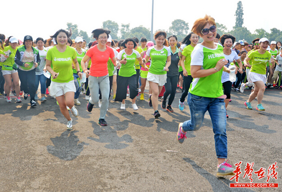发令枪一响，跑友们纷纷朝着打卡点冲刺。湖南日报记者 李健 摄