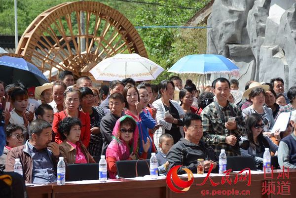 天气很热，但是群众们依旧坚持到汇演结束（周芳霞 摄）