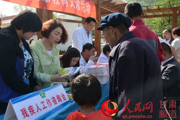 王磨村群众积极参与广场健康教育义诊活动（周芳霞 摄）