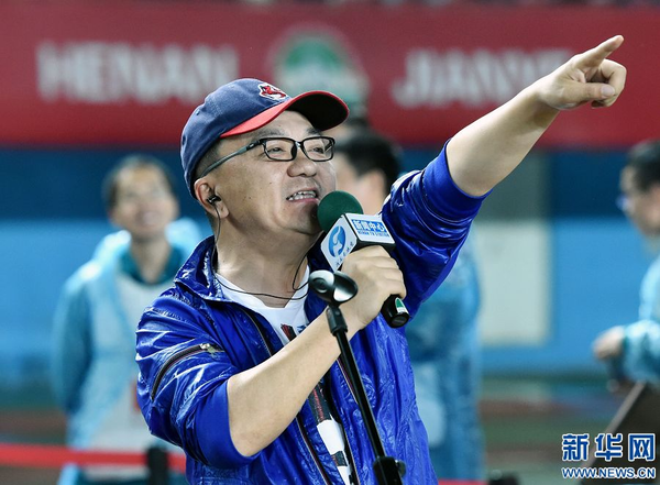 5月14日,主持人董路在比赛中场时演唱歌曲《贾行僧》,为河南建业队加油