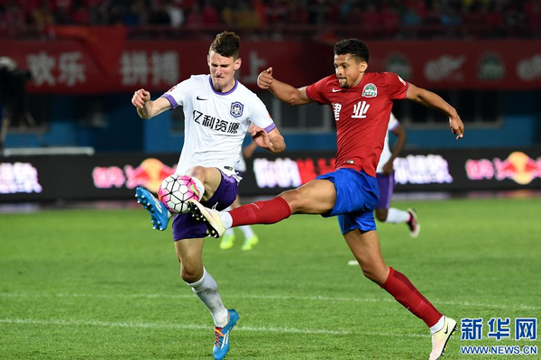 5月14日，河南建业队球员奥斯曼（右）与对手争抢