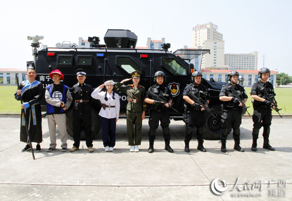 图为从明朝到如今各个时期的警察(人民网张红璐/摄)