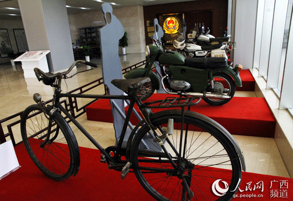 图为各个时期的警用交通工具（人民网张红璐/摄）