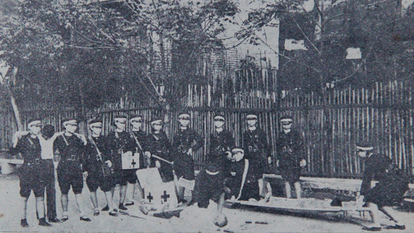 1938年,广西省会公安局女子救护队救护演练