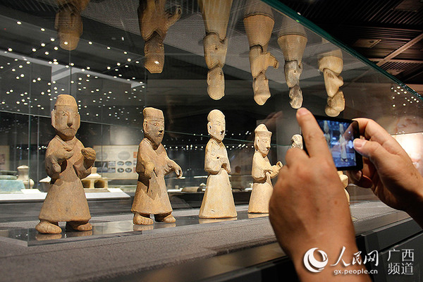 市民正在拍摄汉陶俑