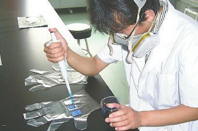 市疾控专家在做灭蚊片实验 资料图片