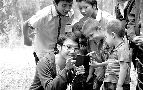 刘敬文和农户孩子在一起。经济日报记者 马呈忠摄