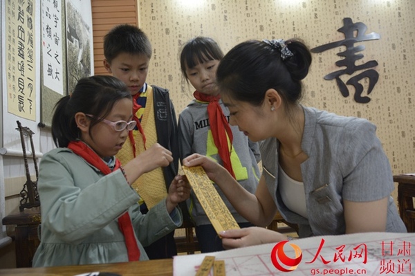 “像古代人一样，把我自己写的简牍穿起来！”郭颂霞 摄