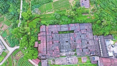 清末御史江春霖的故居，占地面积约4400平方米，共有房间146间。