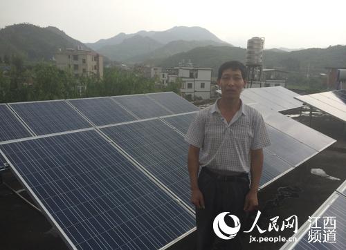 2015年12月份，黎建华通过贴息贷款5万元，安装了5千瓦的光伏发电设备，平均每个月可以增加500元的收入。