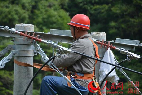 工人们在杆顶施工 （李东京 摄）