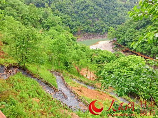 悠悠曲径寻美景(李东京 摄)