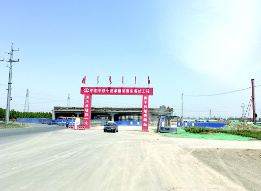 新东站施工面比去年底增加了不少。　本报记者　王皇　摄