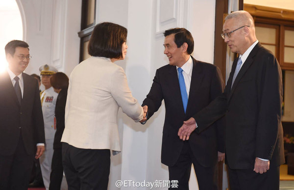 蔡英文及其副手与马英九握手致意。