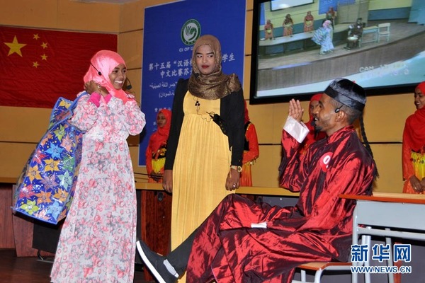 参赛选手在表演小品《打工奇遇记》。   新华网记者 李紫恒 摄