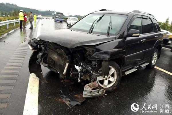 一辆轿车在雨天发生事故，被撞的面目全非。