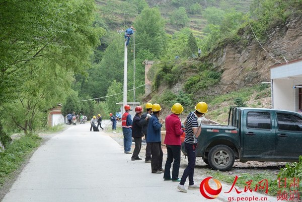 工人们正在收线 （李东京 摄）