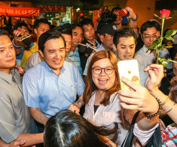 握手献花高喊我爱你 老街坊欢迎 马英九卸任 回