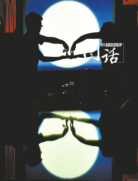 5月20日，沈晓团队用手影给观众表演了一个爱情故事。