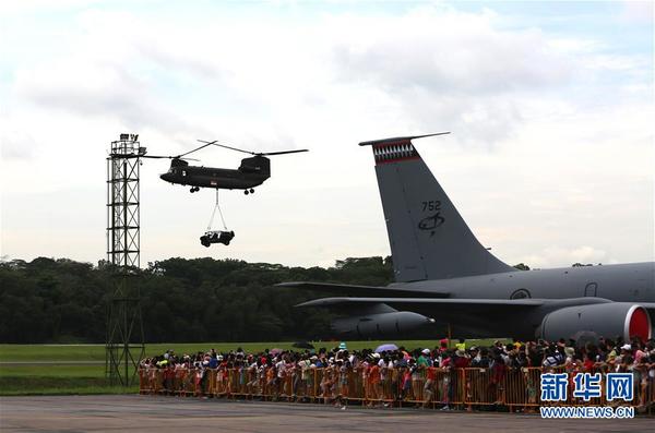 5月21日,在新加坡巴耶利巴空军基地,公众观看飞行表演.