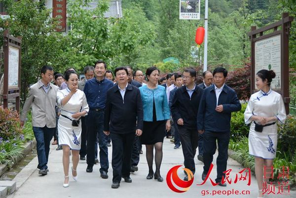 夏红民等同志视察大水沟村 （李东京 摄）