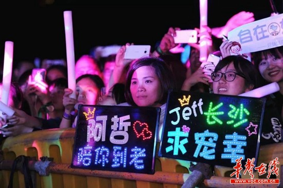 图为现场热情的观众。摄影 王毅