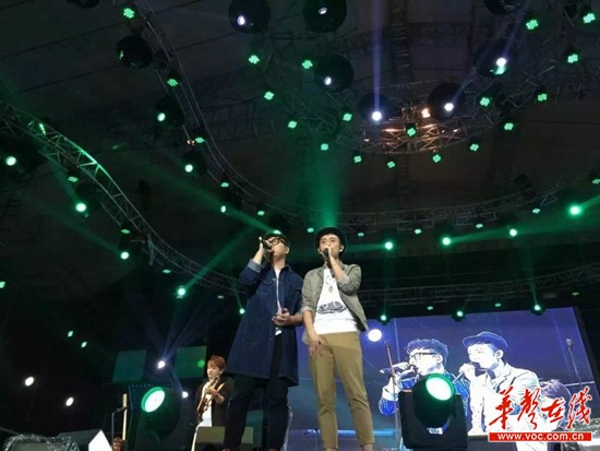 图为好妹妹乐队正在演唱中。摄影 王毅