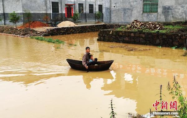 强降雨致江西永新县洪涝成灾 乡村受淹村民被