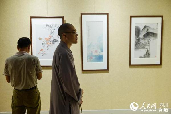 图为文殊院僧人前来参观画展。王波 摄