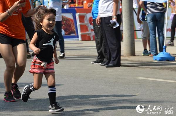 此次“花马”吸引了不同年龄段了人参与，孩子在快乐中开跑。人民网尹星云 摄