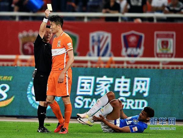 5月21日,主裁判向山东鲁能队球员戴琳(中)出示黄牌。 当日,在2016赛季中国足球超级联赛第10轮比赛中,山东鲁能队在济南主场以0比0平河南建业队。 新华社记者朱峥摄
