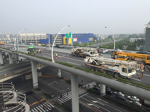 上海中环线被卡车压坏,市公安、路政等有关负