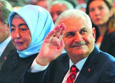 22日，在土耳其安卡拉，耶尔德勒姆（右）出席正义发展党第二次特别代表大会。