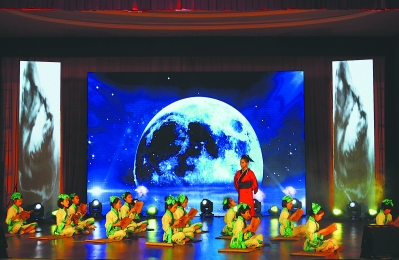 图①：2016年全国未成年人网络春晚福建专场上，马洋溪中心小学的孩子们表演《中古学堂》。