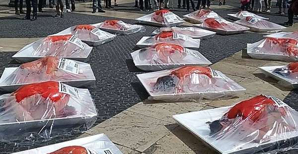 　　巴塞罗那广场现血腥“盒装人肉”，示威者此举意在推广素食主义。（网页截图）