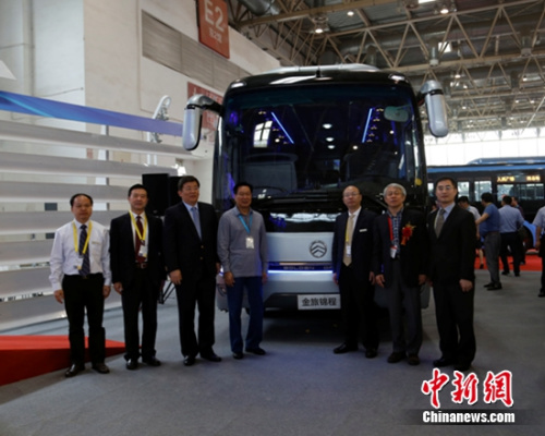 蔡诗晴先生、崔学忠先生、黄莼先生、金旅客车领导与新锦程合影