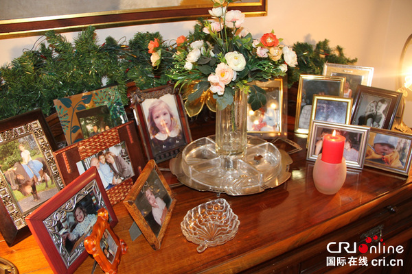 斗柜上摆满了巴塔一家人的照片