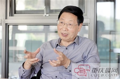 何智亚在接受本报记者专访。本报记者 胡杰 摄