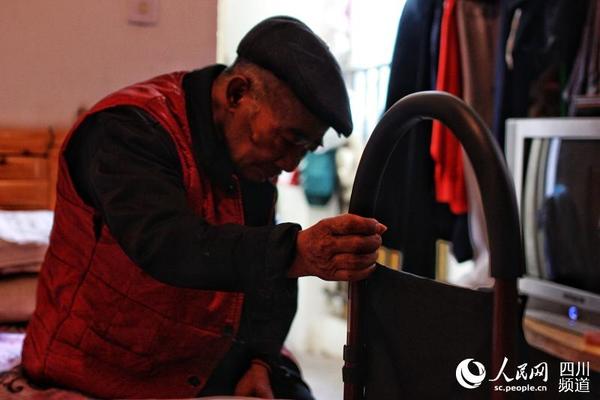 76岁的老人周啟祥已经可以依靠床边的扶手起床,晚上也不用担心自己会翻滚下床。(朱虹 摄)