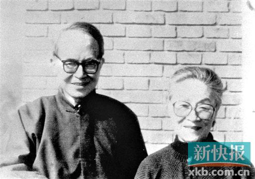 ■1935年杨绛与钱锺书结婚。1998年,钱锺书先生去世。现在,这一对才子佳人又可以团聚了。图为上世纪80年代夫妻两人在北京南沙沟家中阳台的合影。新华社发