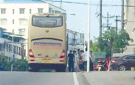 长途客车在路边上客