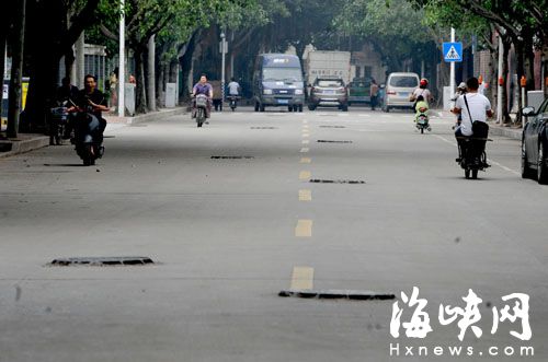 福州文博路窨井盖凸出路面 行车如绕铁饼