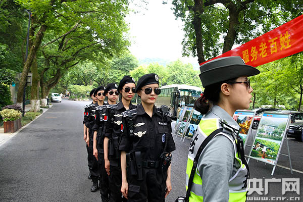 图为西湖女子巡逻队(央广网记者蔡海若 摄)