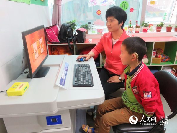 残疾儿童接受互联网+康复训练教学