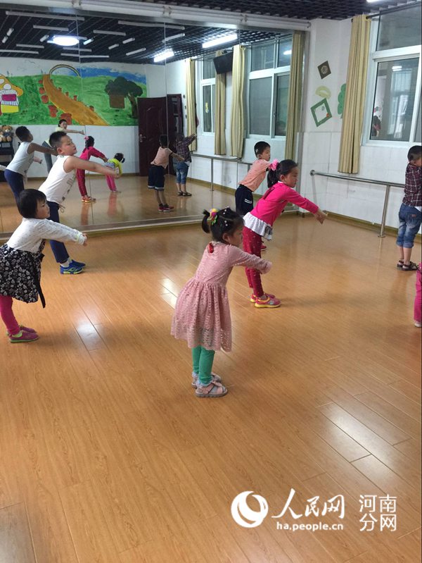 孩子们在音乐律动室内欢快地做游戏