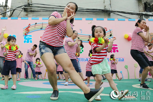 家长与小朋友在表演亲子舞蹈“小红花”（凌福龙/摄）
